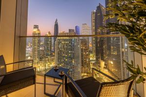 een balkon met uitzicht op de skyline van de stad bij New Exclusive 2BR Downtown Dubai Burj Khalifa View and Dubai Mall in Dubai +64 foto's