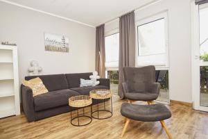 Ein Sitzbereich in der Unterkunft strandnahe Ferienwohnung mit eigener Terrasse - Strandhaus Mönchgut FeWo 02