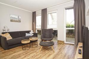 Ein Sitzbereich in der Unterkunft strandnahe Ferienwohnung mit eigener Terrasse - Strandhaus Mönchgut FeWo 02