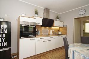 Küche/Küchenzeile in der Unterkunft strandnahe Ferienwohnung mit eigener Terrasse - Strandhaus Mönchgut FeWo 02