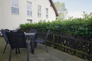 Ein Garten an der Unterkunft strandnahe Ferienwohnung mit eigener Terrasse - Strandhaus Mönchgut FeWo 02
