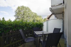 Ein Balkon oder eine Terrasse in der Unterkunft strandnahe Ferienwohnung mit eigener Terrasse - Strandhaus Mönchgut FeWo 02