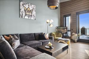 a living room with a couch and a table at Riddergaardens utsikt in Beitostøl