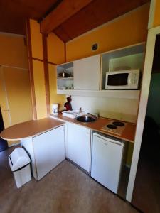 Kuchyňa alebo kuchynka v ubytovaní Résidence Les Chalets de Millau
