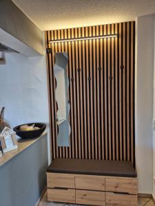 eine Holztür mit einer Bank in einer Küche in der Unterkunft Ferienhaus Seefried in Baiersbronn + 29 Fotos
