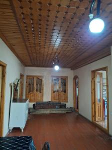 ランカランにあるHeyet eviの木製の天井とウッドフロアの空き部屋