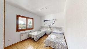 una habitación con dos camas y una ventana en Villa Cristopol, en L'Ampolla 29 fotos más
