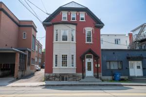 a red and white house on a city street at Les 4 Saisons - No breakfast in Quebec City