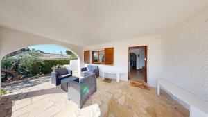 una sala de estar con una mesa y una silla en Villa Cristopol, en L'Ampolla