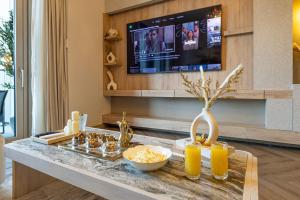 een woonkamer met een tafel met eten en een tv bij New Exclusive 2BR Downtown Dubai Burj Khalifa View and Dubai Mall in Dubai