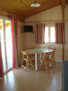 Televízia a/alebo spoločenská miestnosť v ubytovaní Résidence Les Chalets de Millau
