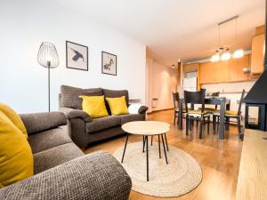 a living room with a couch and a table at Refugio Ceretà Naturaleza, Aventura y Confort in Alp