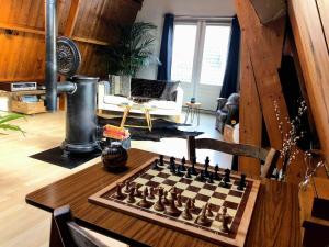 un tablero de ajedrez sobre una mesa en una sala de estar en Ruim appartement met terras rustig gelegen, centrum Bergen, en Bergen