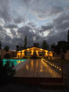 een huis met een terras en een zwembad in de nacht bij Cabañas Golden in San Rafael