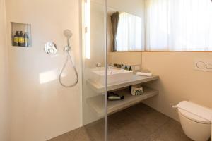 un bagno con doccia, lavandino e WC di Chalet Bohinj Bliss Wellness and view of Triglav a Bohinj Altre 14 foto