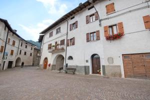 BolloneにあるCasa Dei Pasqui' tra i montiの白い建物の町の石畳の通り