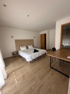a bedroom with a large bed and a table at Villa familiale a 10km du boulevard Mohamed VI in Marrakesh