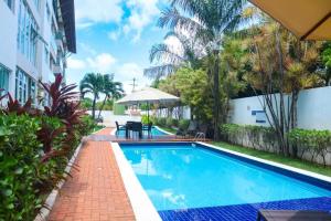 イポジュカにあるAconchegante 2 dormitórios com 3 piscinasの建物の前のプール