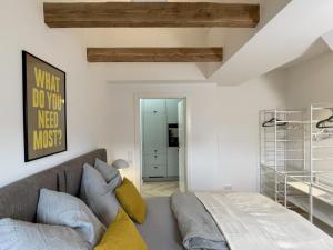 a bedroom with a couch and a bed at FRITZ21 Ferienwohnung Kellenhusen in Kellenhusen