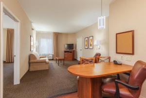 TV a/nebo společenská místnost v ubytování Candlewood Suites Houston I-10 East by IHG