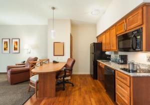 Kuchyň nebo kuchyňský kout v ubytování Candlewood Suites Houston I-10 East by IHG