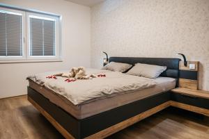 Katil atau katil-katil dalam bilik di Holiday Home Kamence