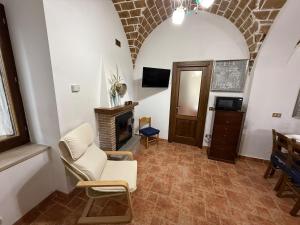 BombaにあるLa Chiave di Volta , Dimora del 500 a 5 minuti dal lagoのリビングルーム(白い椅子、暖炉付)