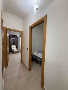 BombaにあるLa Chiave di Volta , Dimora del 500 a 5 minuti dal lagoの鏡のある廊下とベッドのある部屋 +32枚の写真