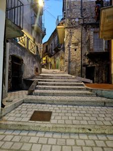 BombaにあるLa Chiave di Volta , Dimora del 500 a 5 minuti dal lagoの古い建物の階段の空き路地