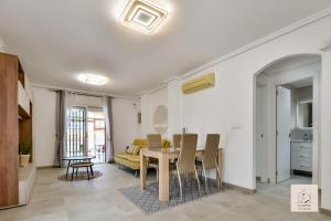 ポロップにあるCasa Ponoig - Piscine, pétanque et vue mer by lg home conciergerieの部屋の中にテーブルと椅子があるダイニングルーム +47枚の写真