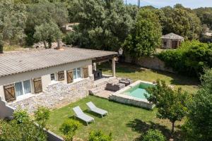 - Vistas al exterior de una casa con piscina en La bergerie 1, en Bonifacio