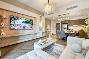 TV a/nebo společenská místnost v ubytování Vilamor Exclusive 2BR Burj Khalifa View, Downtown Dubai, Infinity Pool