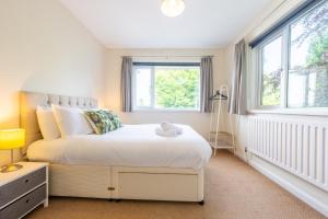 une chambre avec un lit et une fenêtre dans l'établissement High Tee by Tŷ SA, à Cardiff