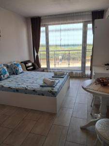 En eller flere senge i et værelse på Apart Hotel Iglika