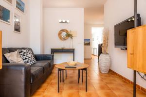 Televízia a/alebo spoločenská miestnosť v ubytovaní Apartamento Can Jaume