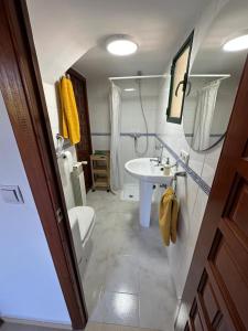 un baño con lavabo e inodoro en Habitacion Oliva, en Olvera 12 fotos más