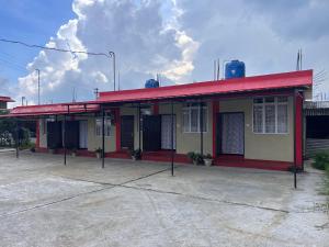 Bangunan di mana terletaknya rumah tamu ini