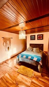 Un dormitorio con una cama y un techo de madera. en Finca campestre mi retoño, en Medellín