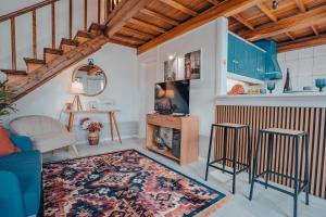 ein Wohnzimmer mit einem blauen Sofa und einem Tisch in der Unterkunft Yellow House - Casa 2 in Angra do Heroísmo