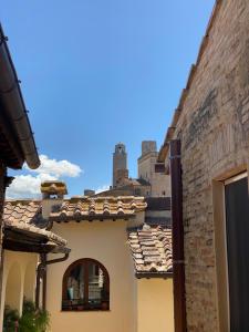 vistas a un edificio con un castillo en el fondo en Appartamento Fiaschi, en San Gimignano