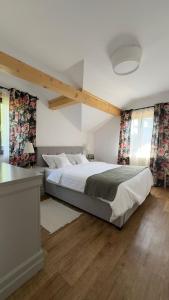 a bedroom with a large bed in a room at DeSirnea Nest Bungalow in Şirnea +18 photos