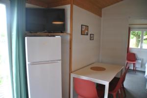 Kuchyňa alebo kuchynka v ubytovaní Résidence Les Chalets de Millau