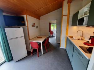 Kuchyňa alebo kuchynka v ubytovaní Résidence Les Chalets de Millau