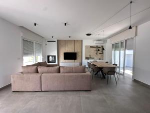 ein Wohnzimmer mit Sofa und Tisch in der Unterkunft Alda & Aljosía in Chiclana de la Frontera