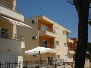 ein Gebäude mit einem Regenschirm davor in der Unterkunft Apartment Popeye in Makarska