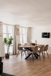 une salle à manger avec une table et des chaises dans l'établissement The Rembrandt - Residence, à Amsterdam 29 autres photos