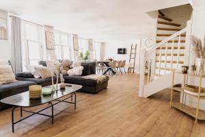 un salon avec un canapé et une table dans l'établissement The Rembrandt - Residence, à Amsterdam