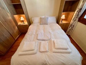 - un grand lit blanc avec des serviettes dans l'établissement Peaceful Stay in Sunny Alicante, à Alicante