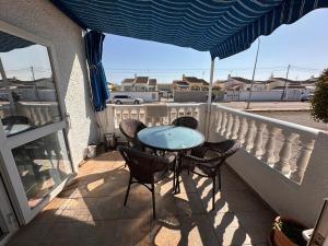 un patio avec une table et des chaises sur un balcon dans l'établissement Peaceful Stay in Sunny Alicante, à Alicante