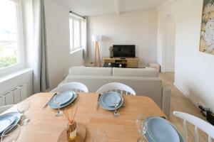 a living room with a table and a couch at Appartement - Washington 3 in Le Havre
